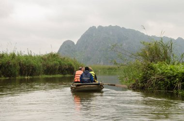 Van Long Wetland Doğa Koruma Alanını ziyaret eden bir grup turist. Gia Vien Bölgesi. Ninh Binh Eyaleti. Vietnam.