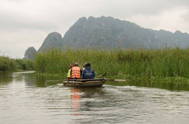 Van Long Wetland Doğa Koruma Alanını ziyaret eden bir grup turist. Gia Vien Bölgesi. Ninh Binh Eyaleti. Vietnam.