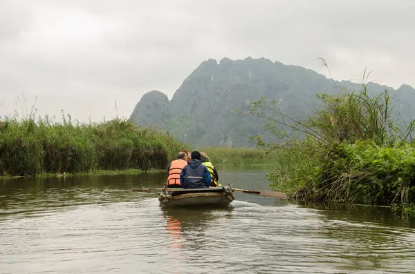 Van Long Wetland Doğa Koruma Alanını ziyaret eden bir grup turist. Gia Vien Bölgesi. Ninh Binh Eyaleti. Vietnam.