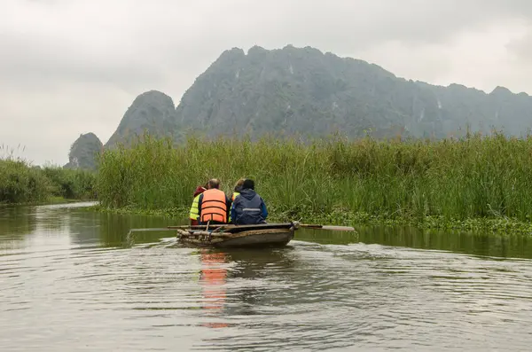 Van Long Wetland Doğa Koruma Alanını ziyaret eden bir grup turist. Gia Vien Bölgesi. Ninh Binh Eyaleti. Vietnam.