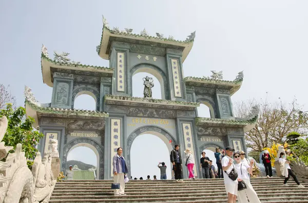 12 Mart 2024, Son Tra Yarımadası Linh Ung Pagoda 'ya giriş kapısı. Da Nang. Vietnam.