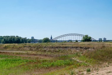 Nijmegen, Hollanda 11 Ağustos 2022: Nijmegen kentinin önündeki Ooijpolder