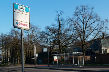 Nijmegen, Hollanda - 29 Ocak 2023: Breng otobüs durağının logosunun işareti