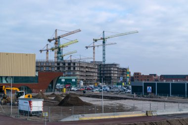 Nijmegen, Hollanda - 21 Ocak 2023: Nijmegen Perhizi 'nde çok sayıda vinçli yüksek binalarda inşaat çalışmaları yapılıyor, Nijmegen Perhiz Merkezi inşa ediliyor
