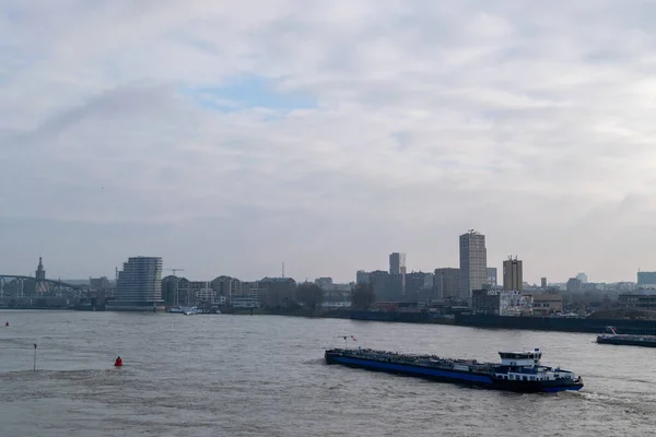 Nijmegen Gelderland Januari 2023 Boot Aan Waal Voor Skyline Van — Stockfoto