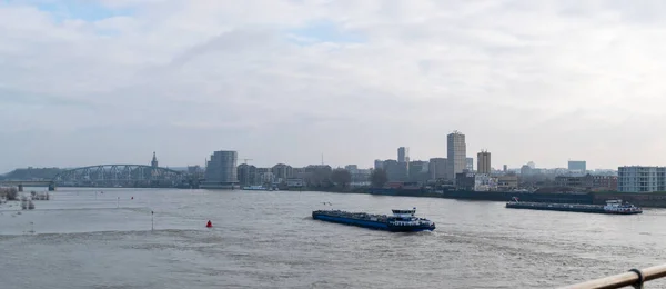 Nijmegen Gelderland Januari 2023 Boot Aan Waal Voor Skyline Van — Stockfoto