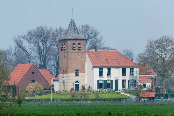 Ένα Παλιό Παραδοσιακό Ολλανδικό Σπίτι Και Εκκλησία Στο Χωριό Στην — Φωτογραφία Αρχείου