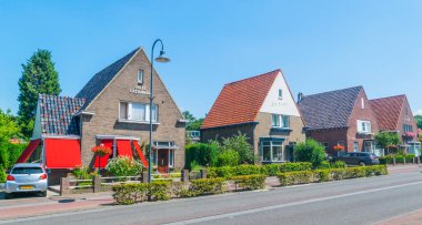 Geleneksel Hollandalı Housenlar caddenin yanında.