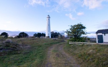 Hollanda, Friesland 'daki' Schiermonnikoog 'adasının beyaz deniz feneri.