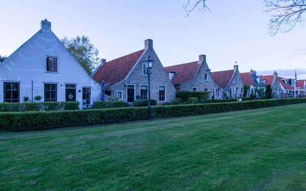 Μια Σειρά Από Παλιά Ολλανδικά Παραδοσιακά Σπίτια Στο Νησί Schiermonnikoog — Φωτογραφία Αρχείου