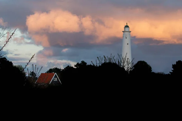 Farol Branco Frente Nuvens Laranja Nascer Sol Ilha Wadden Europeia — Fotografia de Stock