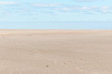 Schiermonnikoog adasındaki plajın Avrupa seyahatini hatırlatan bir fotoğrafı.