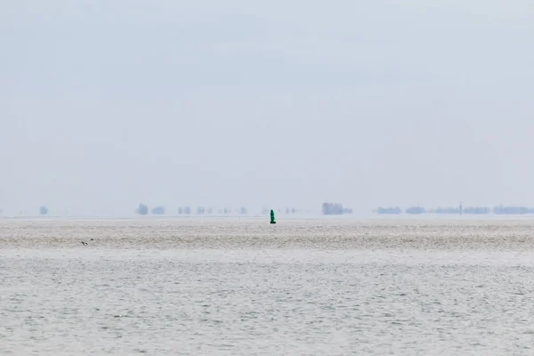 遠く海に浮くブイ — ストック写真