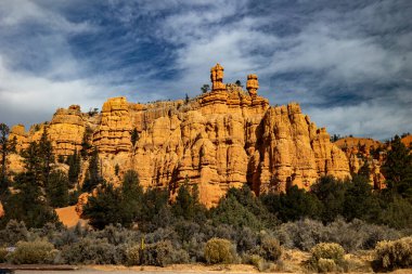 Utah 'taki Bryce Kanyonu, etkileyici manzaralar, eşsiz kaya oluşumları ve nefes kesen doğa güzelliği ve jeolojik harikalar içeren doğa meraklıları için en iyi varış yeridir.