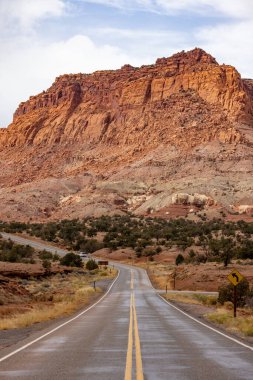Utah 'taki Bryce Canyon Ulusal Parkı' nın nefes kesici güzelliğinde unutulmaz bir yolculuğa çıkın. Çarpıcı kızıl kaya oluşumlarına ve yol boyunca uzanan manzaralara hayret edin.