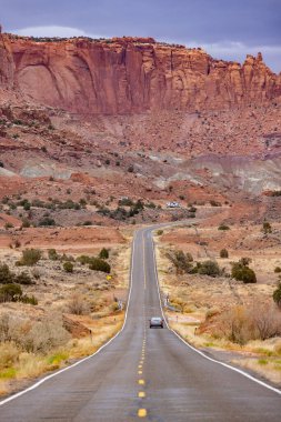 Utah 'taki Bryce Canyon Ulusal Parkı' nın güzelliğini keşfedin. Kızıl kaya oluşumları ve çöl manzaraları, açık bir gökyüzü altında yürüyüş ve manzara için idealdir.