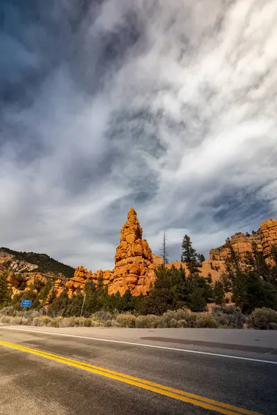 Bryce Canyon Ulusal Parkı, Utah 'ta dinamik bir gökyüzü altında muhteşem kaya oluşumları açık hava meraklıları ve doğa severler için nefes kesici manzaralar sunuyor.