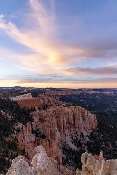Utah 'taki Bryce Kanyonu Ulusal Parkı büyüleyici kabadayıları ve kaya oluşumlarıyla ünlüdür. Büyüleyici bir günbatımına karşı hazırlanır. Engebeli bir manzaranın ham güzelliğini gözler önüne serer.