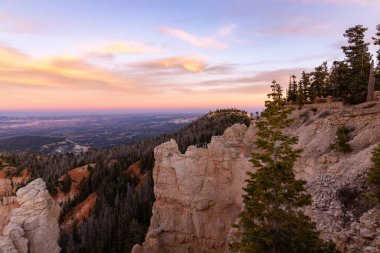 Utah 'taki Bryce Canyon Ulusal Parkı' nda nefes kesen günbatımı muhteşem uçurumlarını, kaya oluşumlarını ve geniş manzarasını gözler önüne seriyor. Macera arayanlar ve doğa severler için mükemmel.
