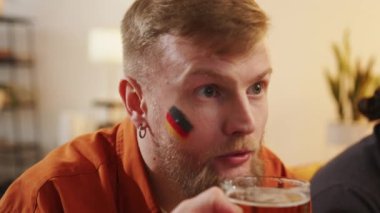 Alman taraftarlar TV 'de maç izleyip bira içerek Almanya takımına tezahürat yapıyorlar. Avrupa Almanya ve Dünya Futbol Kupası 2026 ABD, Kanada, Meksika. Spor ve futbol hayranları. Yavaş Hareket