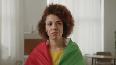 Sakin İtalyan kadın futbol taraftarı, yanakları ve omuzları bayraklı İtalya takımı için tezahürat yapıyor. Avrupa Kupası. ABD, Kanada, Meksika. Futbol, spor ve futbol fanatikleri. Yavaş Hareket