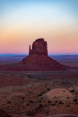 Arizona, ABD 'deki Navajo Anıt Vadisi Kabile Parkı muhteşem kaya oluşumları ve güzel çöl manzarasıyla ünlüdür. Gün batımında bu ikonik simgede nefes kesici manzaranın tadını çıkarın.