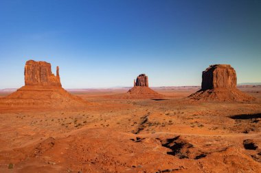 Anıt Vadisi Navajo Kabile Parkı 'ndaki çarpıcı kaya oluşumları Arizonas' ın kurak çöl manzarasının ihtişamını gözler önüne seriyor ve heybetli jeolojisinin keşfine ve hayranlığına davetiye çıkarıyor.