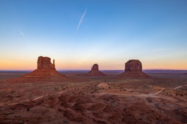 Arizona 'daki Navajo Anıt Vadisi Kabile Parkı' nın nefes kesici günbatımı manzarasına dalın. Büyüleyici kaya oluşumlarıyla huzurlu çöl ortamının tadını çıkarın.