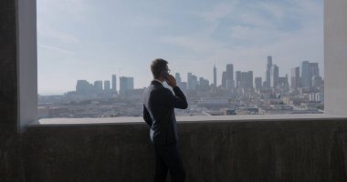 Bir grup genç iş adamı şehir siluetinde bir araya gelerek, takım çalışmasını ve kurumsal bir ortamda işbirliğini resmediyor, sinerji, işbirliği ve başarı için toplu çabaları vurguluyor.