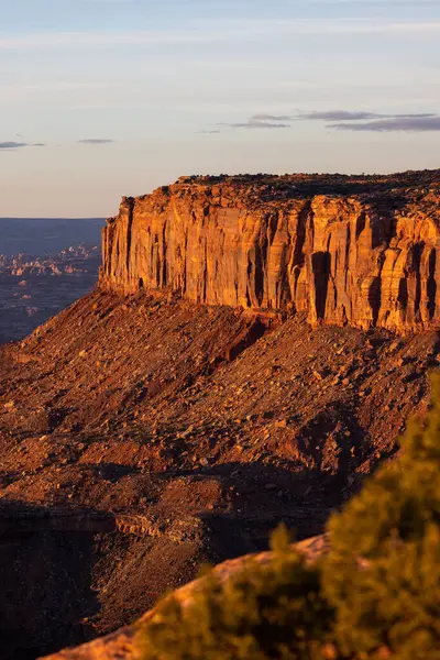 Utah 'taki Canyonlands Ulusal Parkı' ndaki kanyon uçurumları nefes kesen günbatımında engebeli manzarayı ve kaya oluşumlarının sıcak renklerini gözler önüne seriyor.