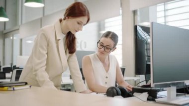 Modern bir ofiste, çeşitli geçmişlere sahip insanlar daha iyi bir işbirliği ve yenilik için teknolojiyi kullanarak beyin fırtınası yapmak için bir araya gelirler. Bu verimli ve dinamik bir çalışma ortamını teşvik eder.