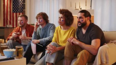 Amerikan futbol taraftarları TV 'de maç izleyip bira içiyorlar, ABD takımı için tezahürat yapıyorlar. Avrupa ve Dünya Futbol Kupası, Almanya, ABD, Kanada, Meksika. Spor ve futbol hayranları. Yavaş Hareket