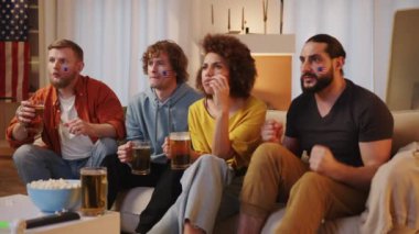 Amerikan futbol fanatikleri TV 'de maç izleyip bira içiyorlar, ABD takımı için tezahürat yapıyorlar. Avrupa ve Dünya Futbol Kupası, Almanya, ABD, Kanada, Meksika ve futbol taraftarları. Yavaş Hareket