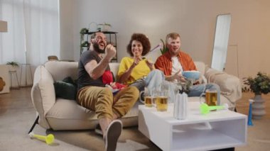 Fransız Spor Şampiyonası hayranları TV 'de futbol maçı izleyip abur cubur yiyor, Fransa takımına tezahürat yapıyor. Avrupa Almanya ve Dünya Futbol Kupası, Paris Oyunları, 2026 ABD, Kanada, Meksika. Futbol taraftarları
