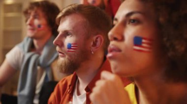 Amerikan futbol taraftarları TV 'de futbol maçı izliyor, ABD takımı için tezahürat yapıyorlar. Avrupa spor futbolu. Futbol kupası 2026 ABD, Kanada, Meksika. Spor ve futbol hayranları. Yavaş Hareket