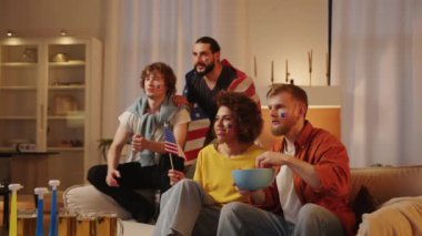 Amerikan futbol taraftarları TV 'de futbol maçı izliyor, ABD takımı için tezahürat yapıyor. Avrupa Almanya ve Dünya Futbol Kupası 2026 ABD, Kanada, Meksika. Spor ve futbol hayranları. Yavaş Hareket