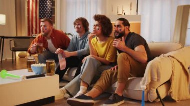 Amerikan futbol fanatikleri TV 'de maç izleyip bira içiyorlar, ABD takımı için tezahürat yapıyorlar. Avrupa spor futbolu. Futbol kupası 2026 ABD, Kanada, Meksika. Spor ve futbol hayranları. Yavaş Hareket