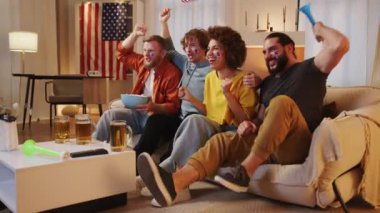 Amerikan futbol taraftarları TV 'de futbol maçı izliyor, ABD takımı için tezahürat yapıyorlar. Euro 2024 Almanya 'da. Dünya Kupası 2026 ABD, Kanada, Meksika. Futbol, spor ve futbol fanatikleri. Yavaş Hareket