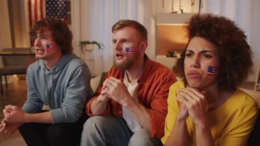 Mutlu Amerikan futbol fanatikleri TV 'de maç izleyip zıplayarak Amerikan takımının galibiyetini kutluyorlar. Dünya futbolu. Yavaş Hareket