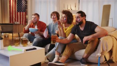 Amerikan futbol fanatikleri TV 'de maç izleyip bira içiyorlar, ABD takımı için tezahürat yapıyorlar. Avrupa spor futbolu. Futbol kupası 2026 ABD, Kanada, Meksika. Spor ve futbol hayranları. Yavaş Hareket