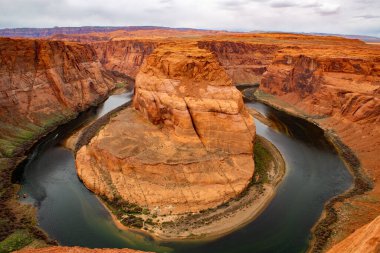 Arizona 'daki Powell Gölü yakınlarında bulunan nefes kesici Horseshoe Bend nefes kesici bir doğal oluşum. Panoramik manzara Colorado Nehri 'nin kumtaşından bir yamaç etrafında döndüğünü vurguluyor.
