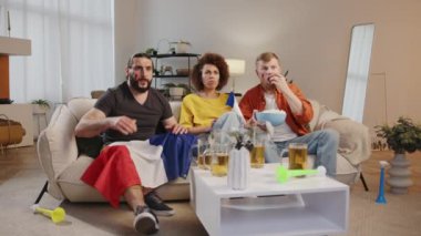 Fransız taraftarlar TV 'de maç izleyip bira içiyorlar, Fransa takımı için tezahürat yapıyorlar. Avrupa Almanya ve Dünya Futbol Kupası, Almanya 2024, 2026 ABD, Kanada, Meksika. Futbol hayranları. Yavaş Hareket