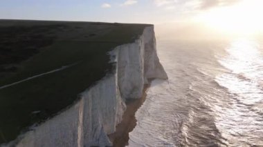 Muhteşem beyaz kayalıklar okyanusa bakar, güneşin altın ışığıyla. Dalgalar aşağıda dramatik bir şekilde çarpar ve doğa meraklılarını cezbeden sakin ve resimsel bir manzara yaratır. Yedi Kız Kardeş 