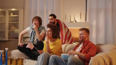 Amerikan futbol taraftarları TV 'de futbol maçı izliyor, ABD takımı için tezahürat yapıyorlar. Dünya oyunları kupası Fransa, Paris 2024, Kanada, Meksika. Futbol, spor ve futbol fanatikleri. Yavaş Hareket