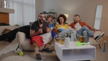 Fransız taraftarlar TV 'de maç izleyip abur cubur yiyorlar, Fransa takımı için tezahürat yapıyorlar. Avrupa Almanya ve Dünya Futbol Kupası, Almanya 2024, 2026 ABD, Kanada, Meksika. Futbol hayranları. Yavaş Hareket