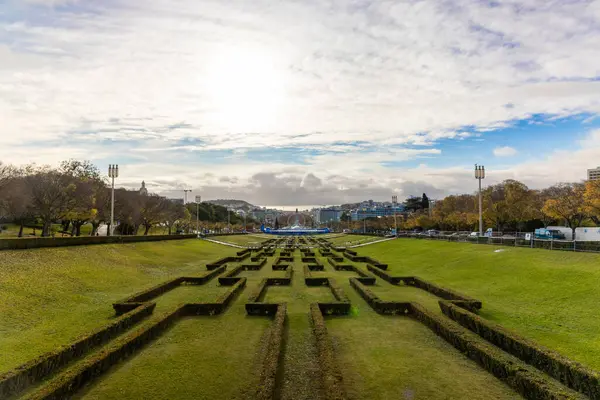 Lizbon, Portekiz 'deki büyüleyici Edward VII Park' ı keşfedin. Bereketli bahçeler, geniş çimenler ve güzel bir şehir manzarası. Sonbahar sezonunda ziyaret etmek için ideal bir ortam.