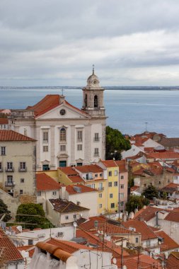Lisbons 'un eski kasabası klasik binalar ve nehir kenarı kilisesi ile büyüleyici bir sahne sunar. Şehrin Avrupa mirası, tarihi mimarisi ve resim gibi mekanında canlanıyor.
