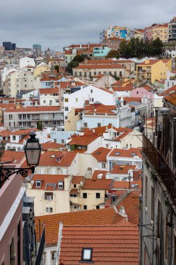 Lisbons Eski Kasabası 'nın büyüleyici cazibesini, tarihi çatıları ve çeşitli mimarisi sayesinde yaşayın. Portekiz başkentinin kültürel mirasını gözler önüne serin.