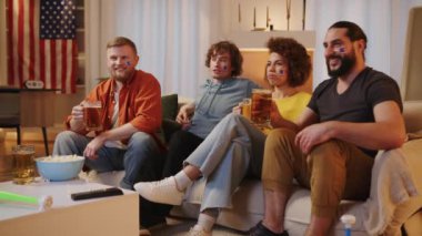 Amerikan futbol fanatikleri TV 'de maç izleyip bira içiyorlar, ABD takımı için tezahürat yapıyorlar. Avrupa ve Dünya Futbol Kupası, 2024, 2026 ABD, Kanada, Meksika. Spor ve futbol hayranları. Yavaş Hareket