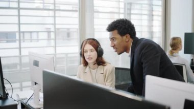 Çeşitli genç profesyonellerden oluşan bir grup aktif bir takım toplantısına katılmakta, bir iş ortamında takım çalışması ve işbirliği sergilemekte, üretkenliği ve yenilikçi fikirleri desteklemektedir.